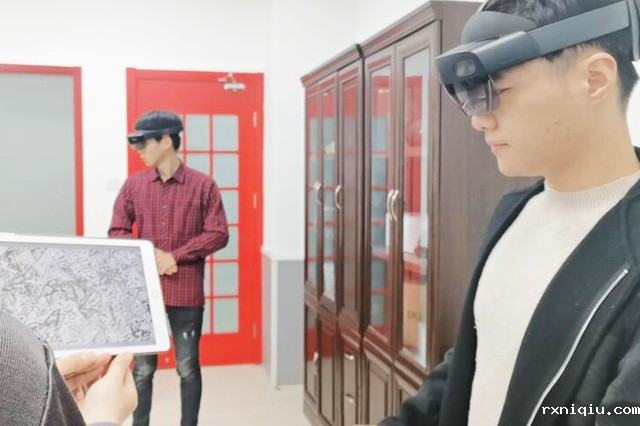 HoloLens多设备共享互动展示平台